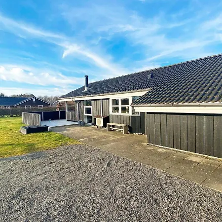 Vakantiehuis Three-Bedroom Holiday home in Hemmet 36 *