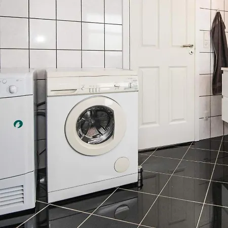 Vakantiehuis Three-Bedroom Holiday home in Hemmet 36 *